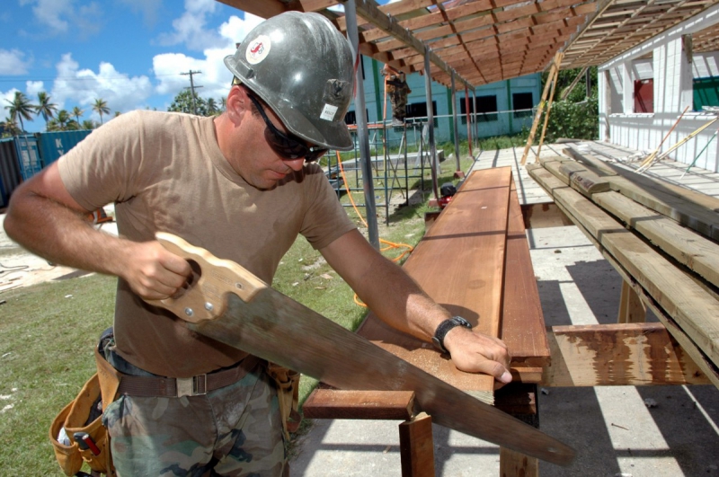 ebeniste-DURANUS-min_worker_construction_building_carpenter_male_job_build_helmet-893290